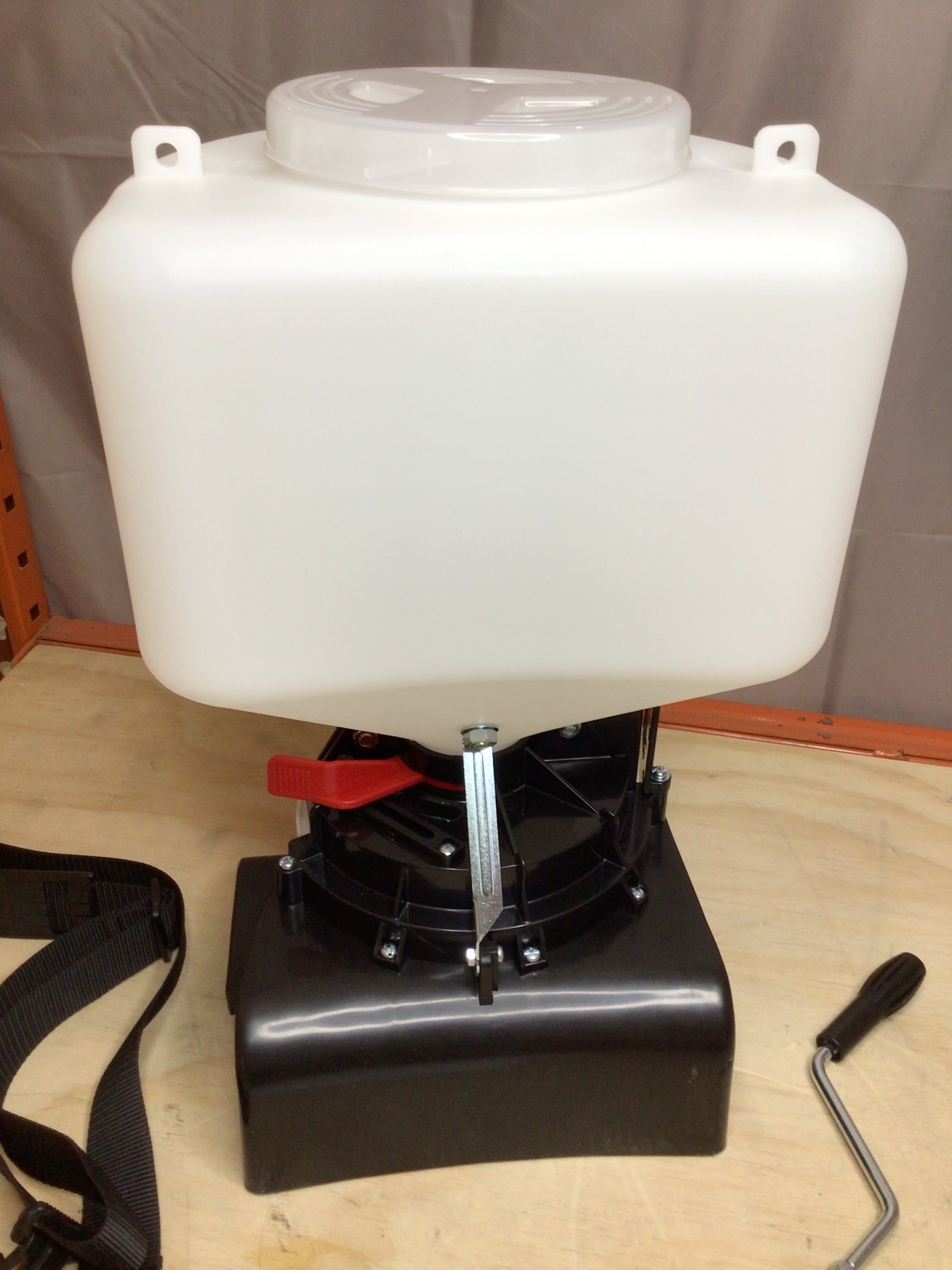 Solo 421-S 20 Lb. Portable Chest-Mount Spreader *OPEN BOX* (8128802095342)